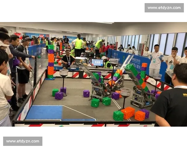 机器人足球赛连环翻车,担架员成意外主角 机器人足球赛连环翻车,担架员成意外主角