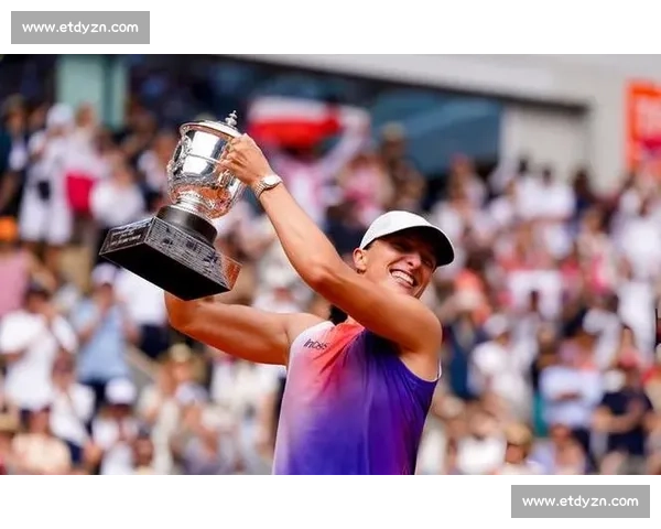 法网冠军捧杯时刻，全场观众起立鼓掌致敬！